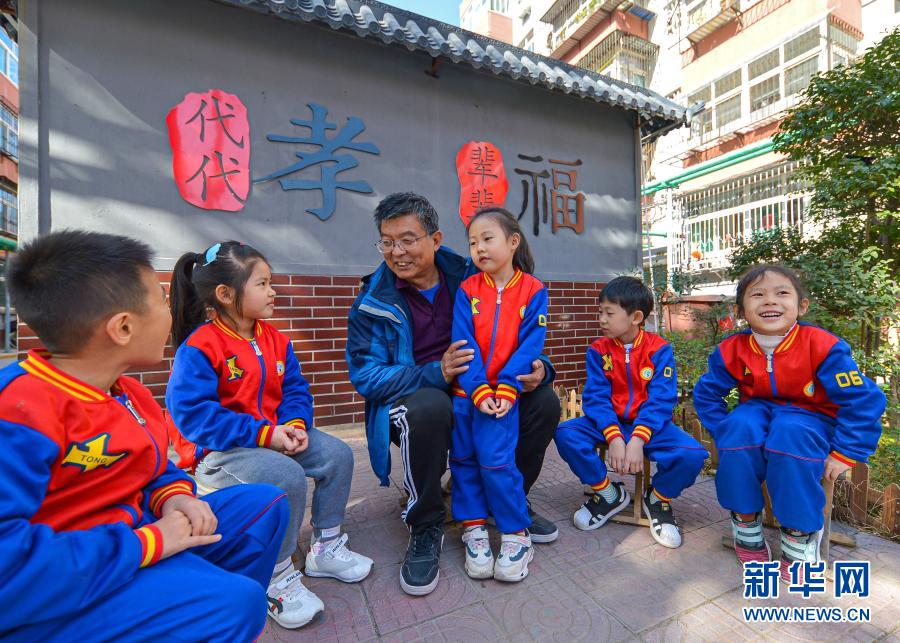 2020年11月2日，在河北邯鄲市邯山區(qū)中華南四號小區(qū)，宣講員在向孩子們講家風(fēng)家訓(xùn)故事。新華社記者 王曉 攝